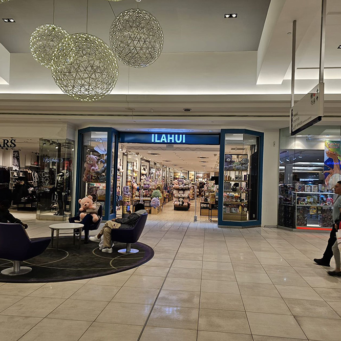 Warm congratulations - the grand opening of the new store in Canada!