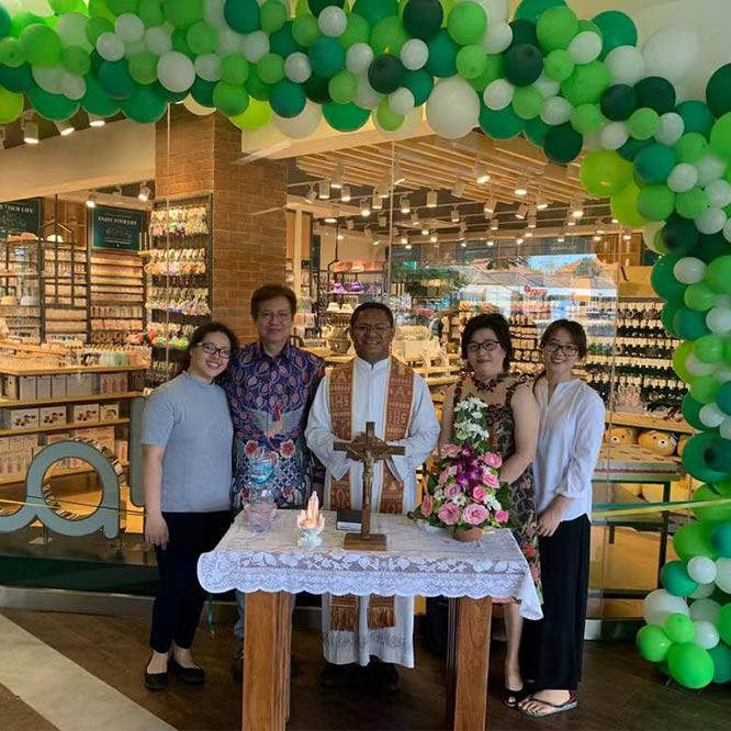 Warm congratulations - the grand opening of the new store in Indonesia!